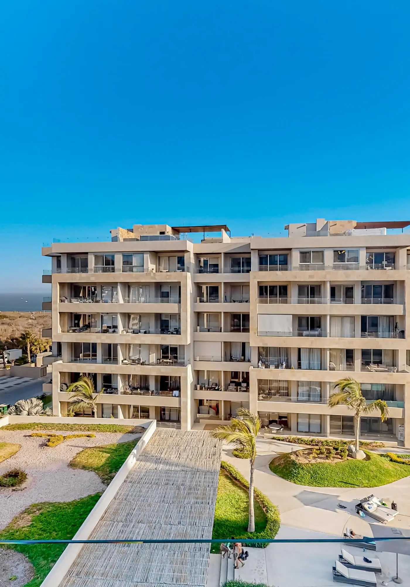 Stunning 2 BR - Pool - Awesome amenities