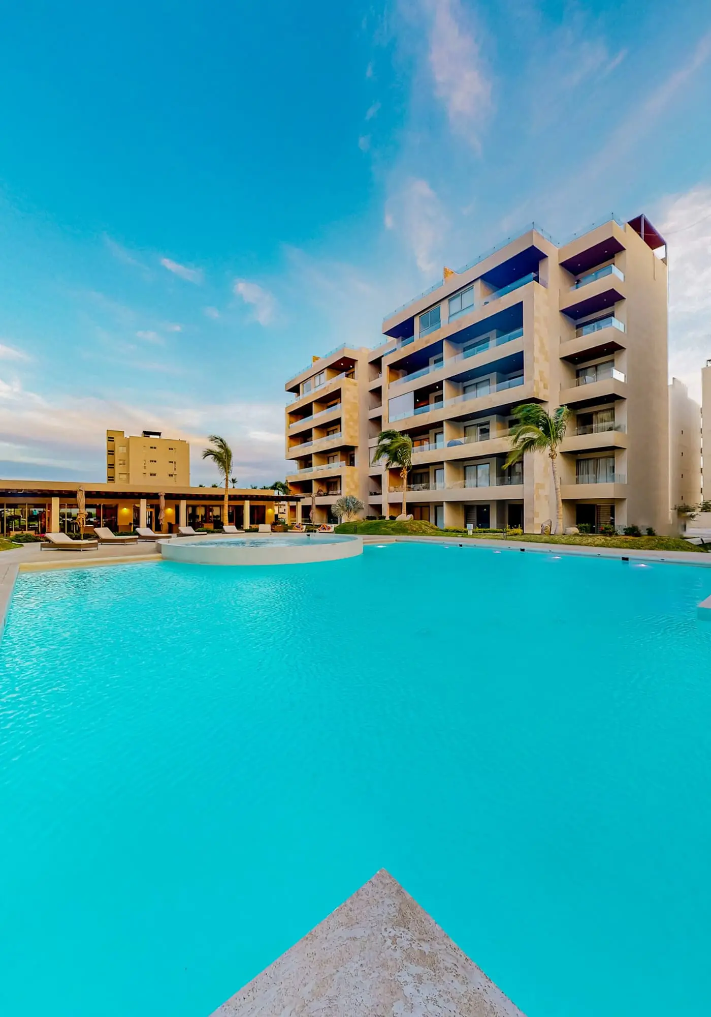 Stunning 3 BR - Pool - Awesome amenities