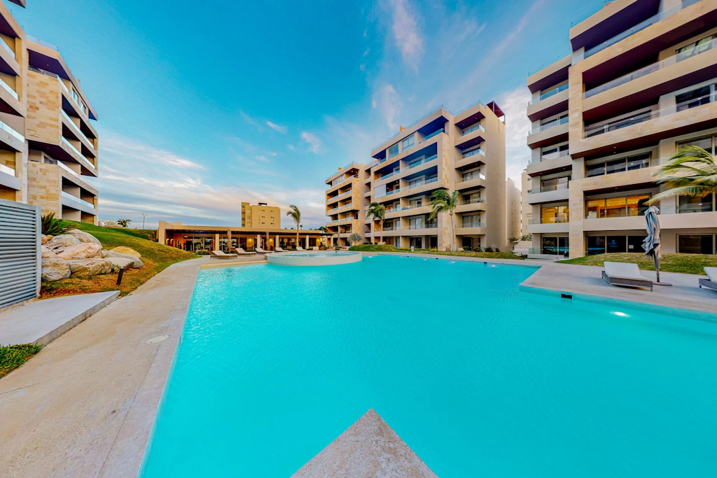 Stunning 3 BR - Pool - Awesome amenities