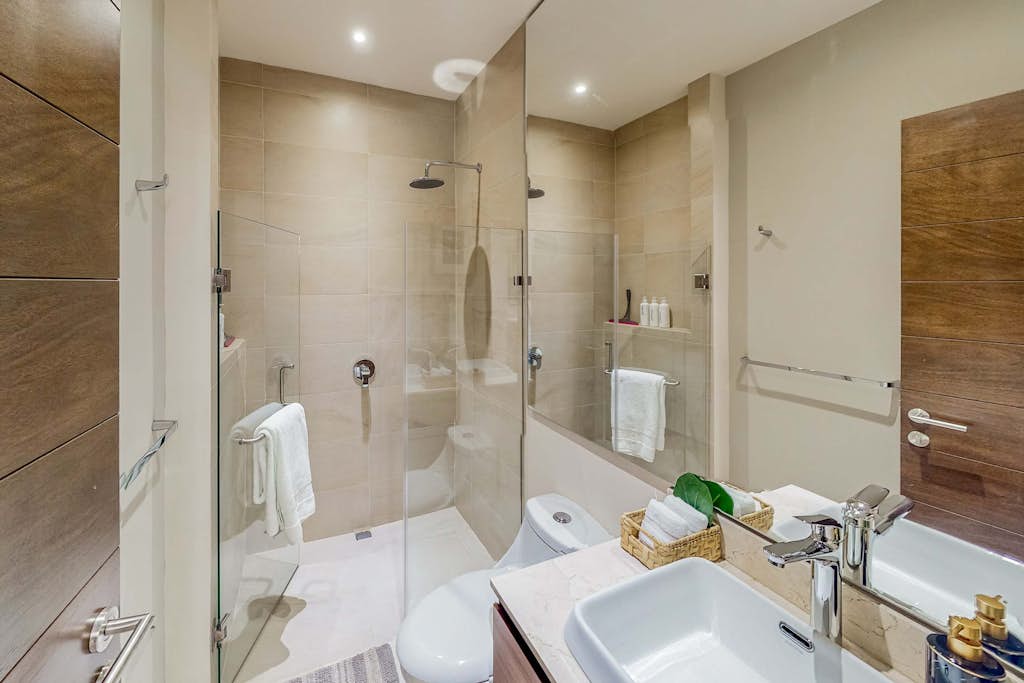 Stunning 3 BR - Pool - Awesome amenities