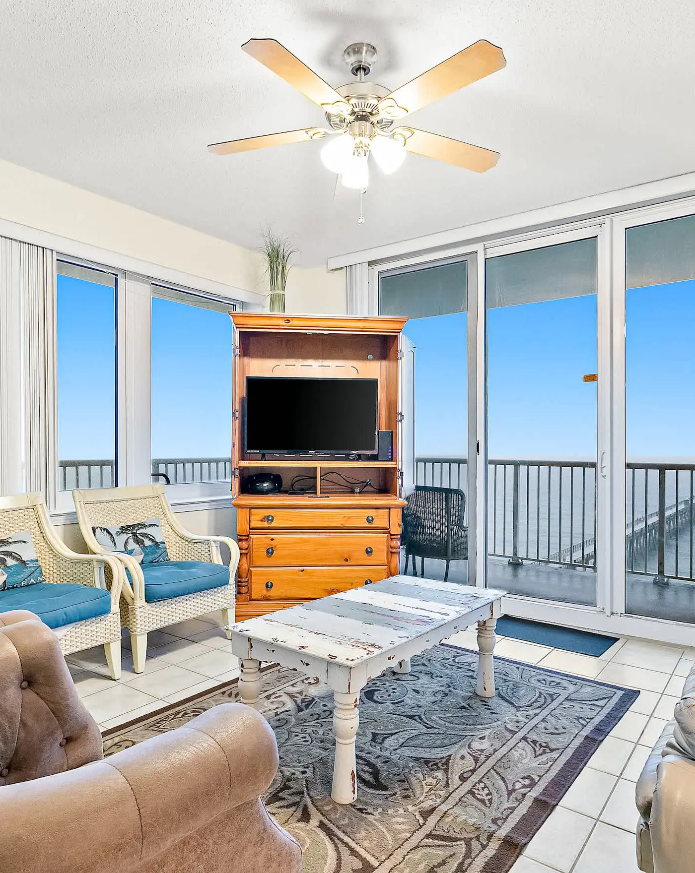 11th-floor oceanfront condo with pool, Gulf & pier views with laundry!