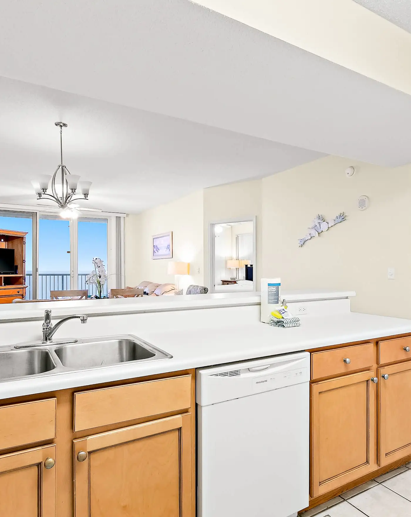 11th-floor oceanfront condo with pool, Gulf & pier views with laundry!