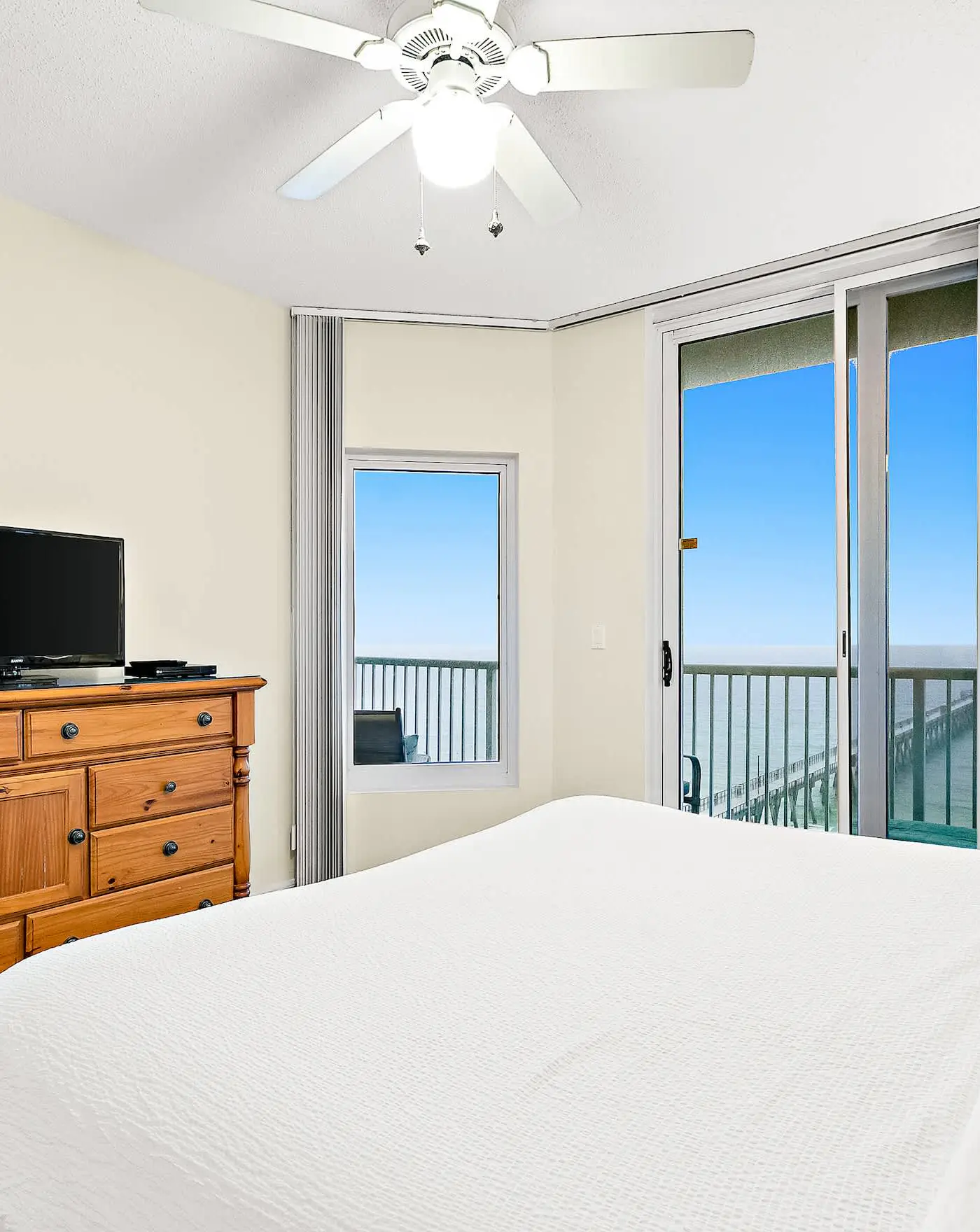 11th-floor oceanfront condo with pool, Gulf & pier views with laundry!