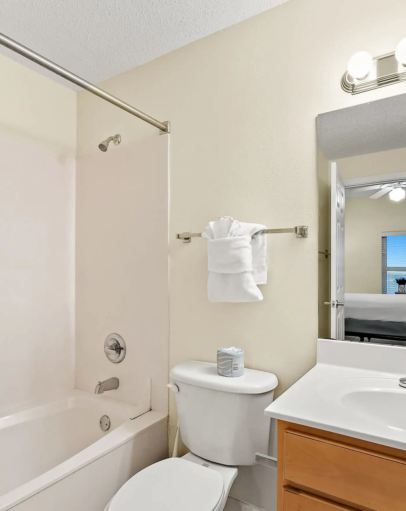 11th-floor oceanfront condo with pool, Gulf & pier views with laundry!