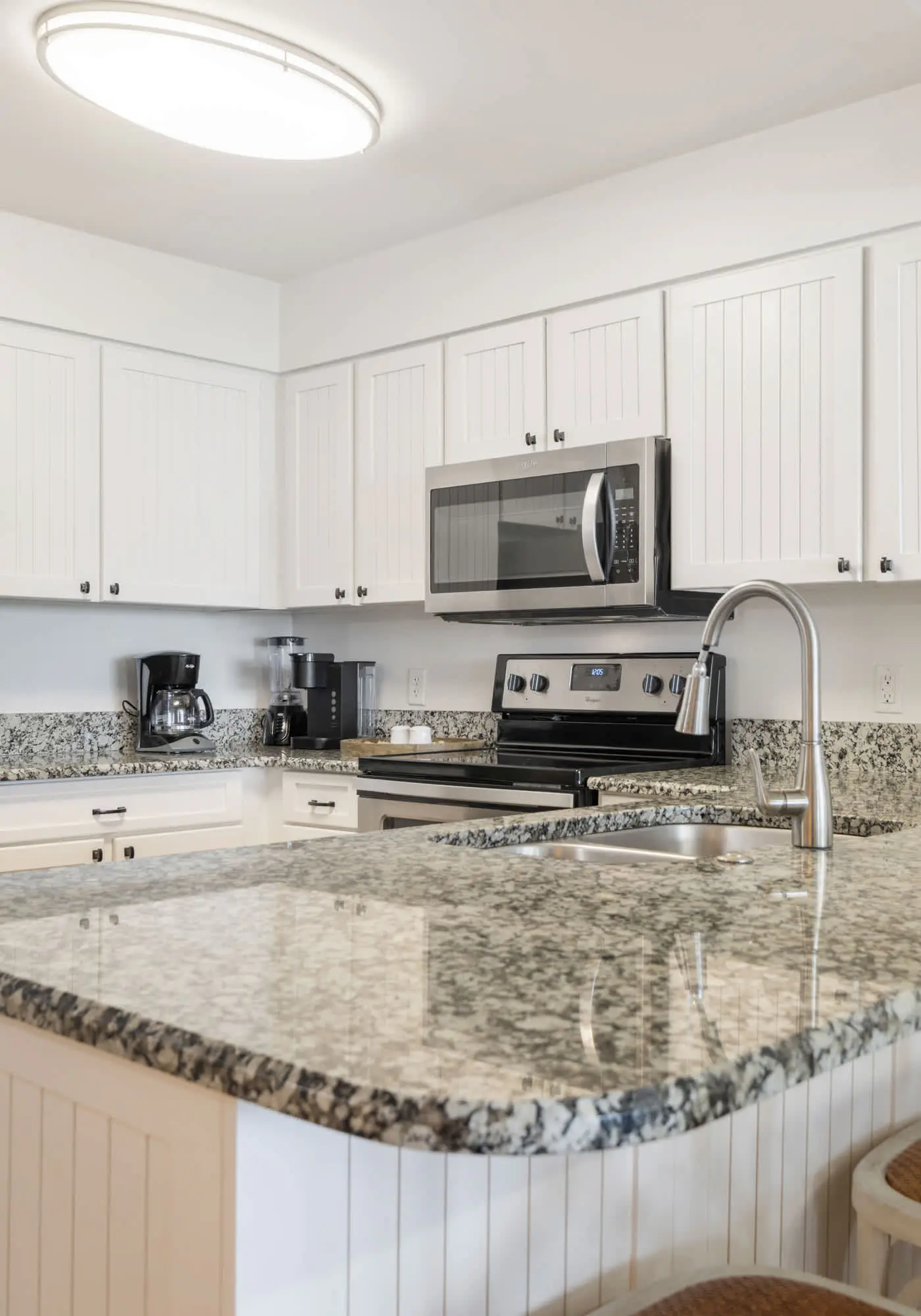 Gulf front condo with resort amenities, steps to the beach