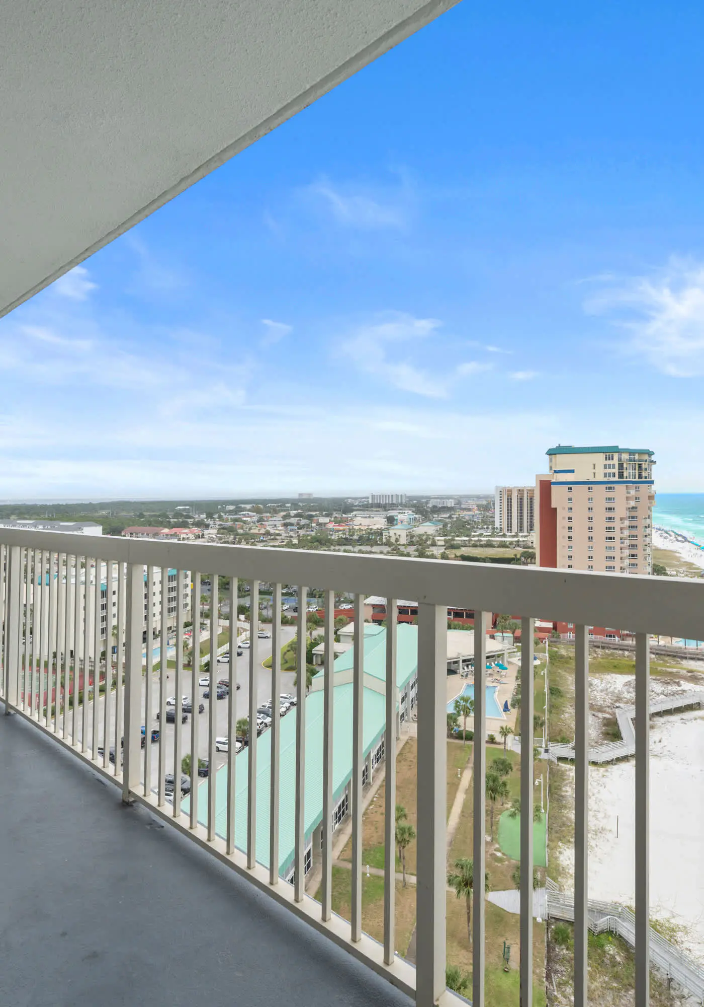 Gulf front condo with resort amenities, steps to the beach