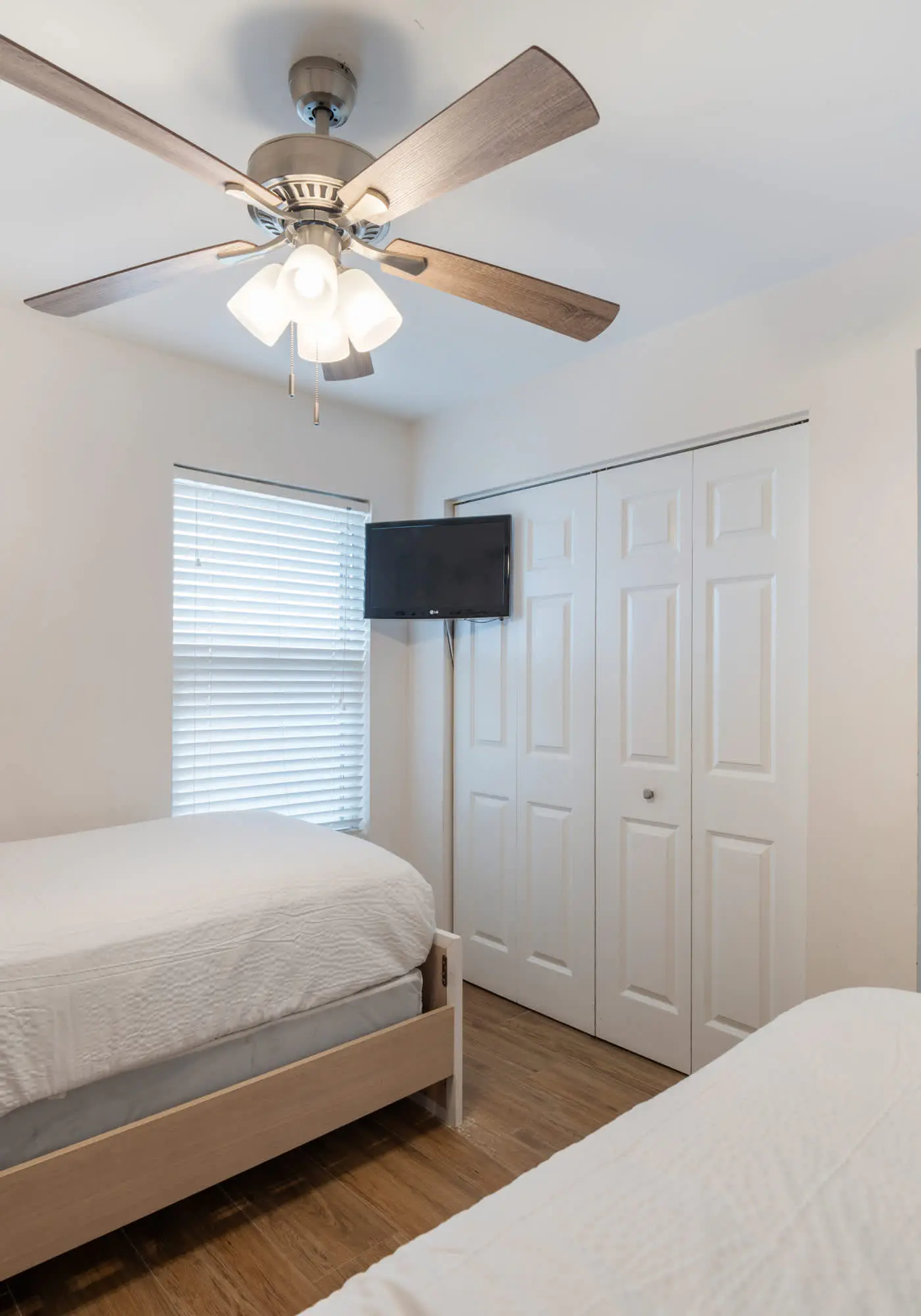 Gulf front condo with resort amenities, steps to the beach