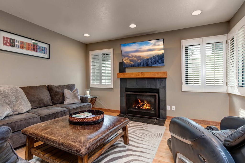 3BR Townhouse with Loft - Walk to Ski Lifts
