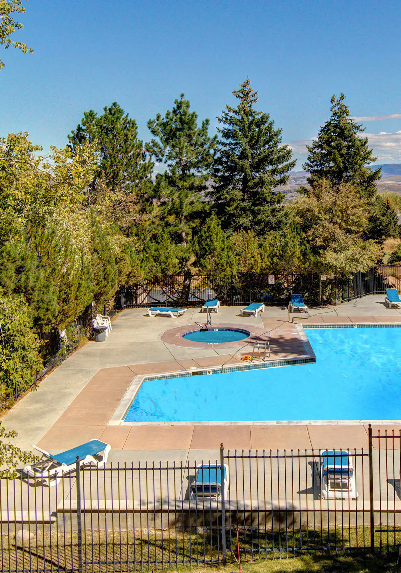 3BR Townhouse with Loft - Walk to Ski Lifts