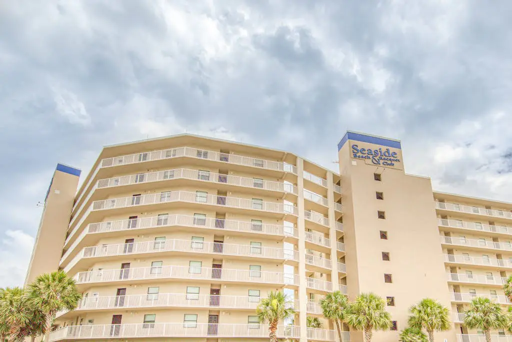 Gulf-view condo with central AC, WiFi, laundry, pools, gym & tennis