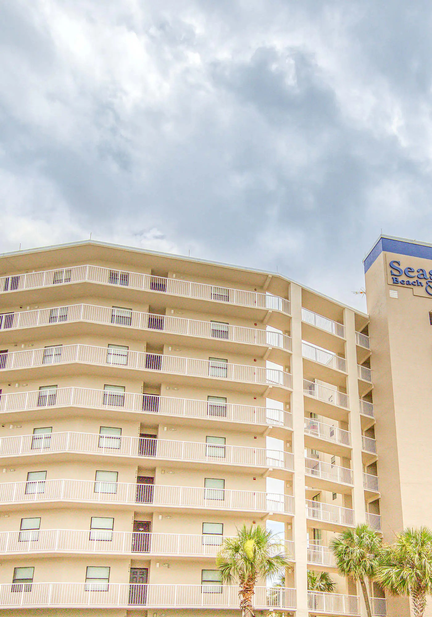 Gulf-view condo with central AC, WiFi, laundry, pools, gym & tennis