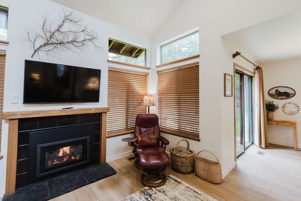 3BR Townhouse Near SHARC & Village - Dog Friendly