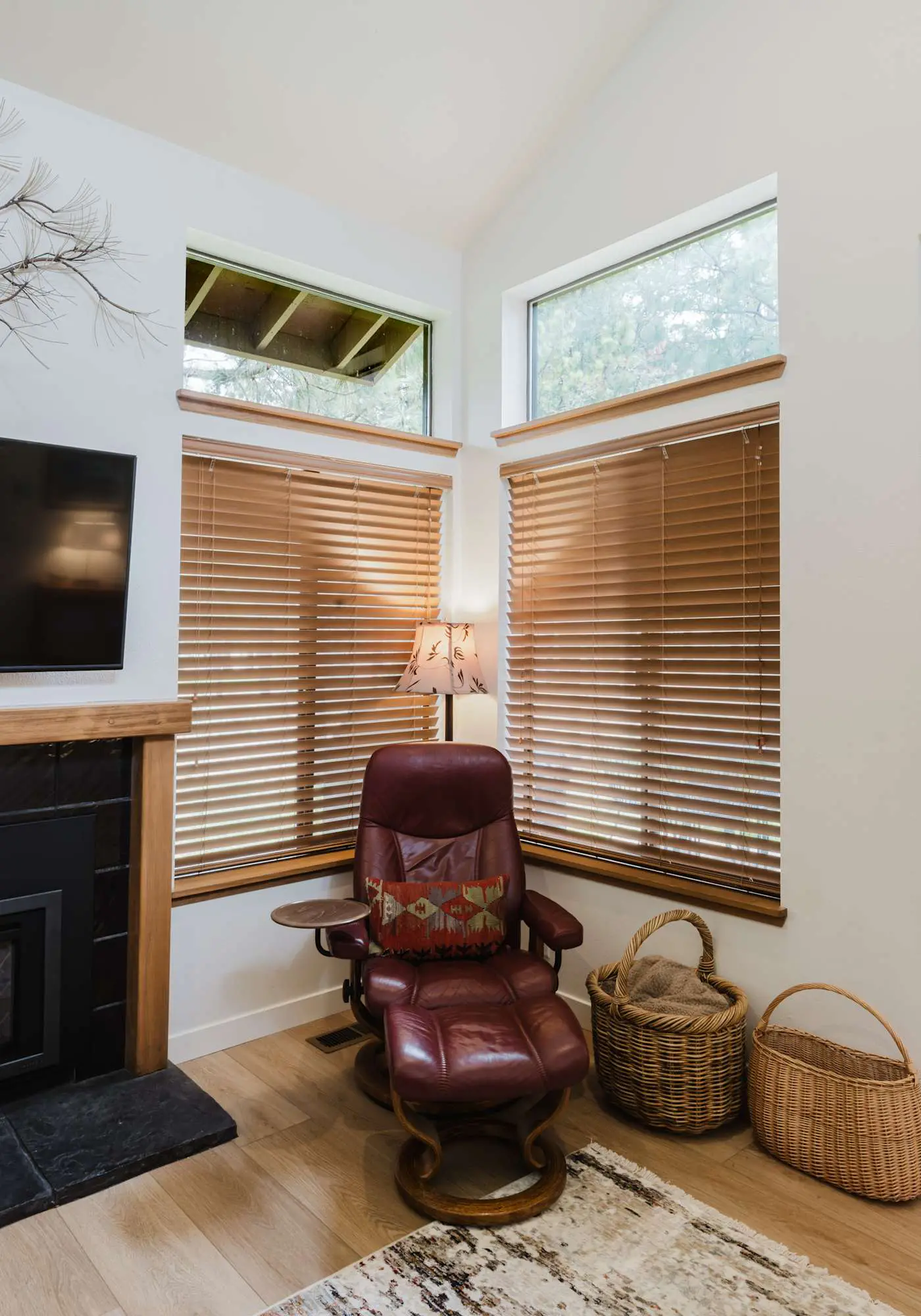 3BR Townhouse Near SHARC & Village - Dog Friendly