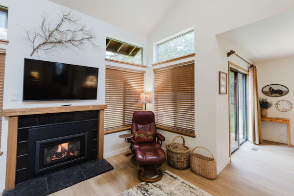 3BR Townhouse Near SHARC & Village - Dog Friendly