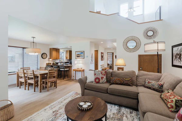 3BR Townhouse Near SHARC & Village - Dog Friendly