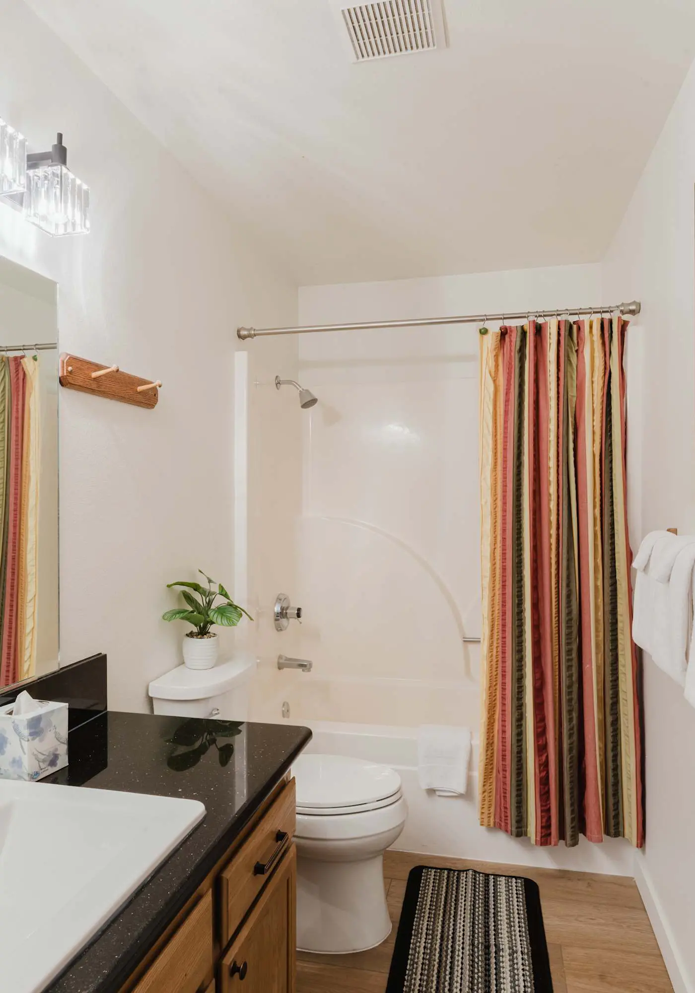 3BR Townhouse Near SHARC & Village - Dog Friendly