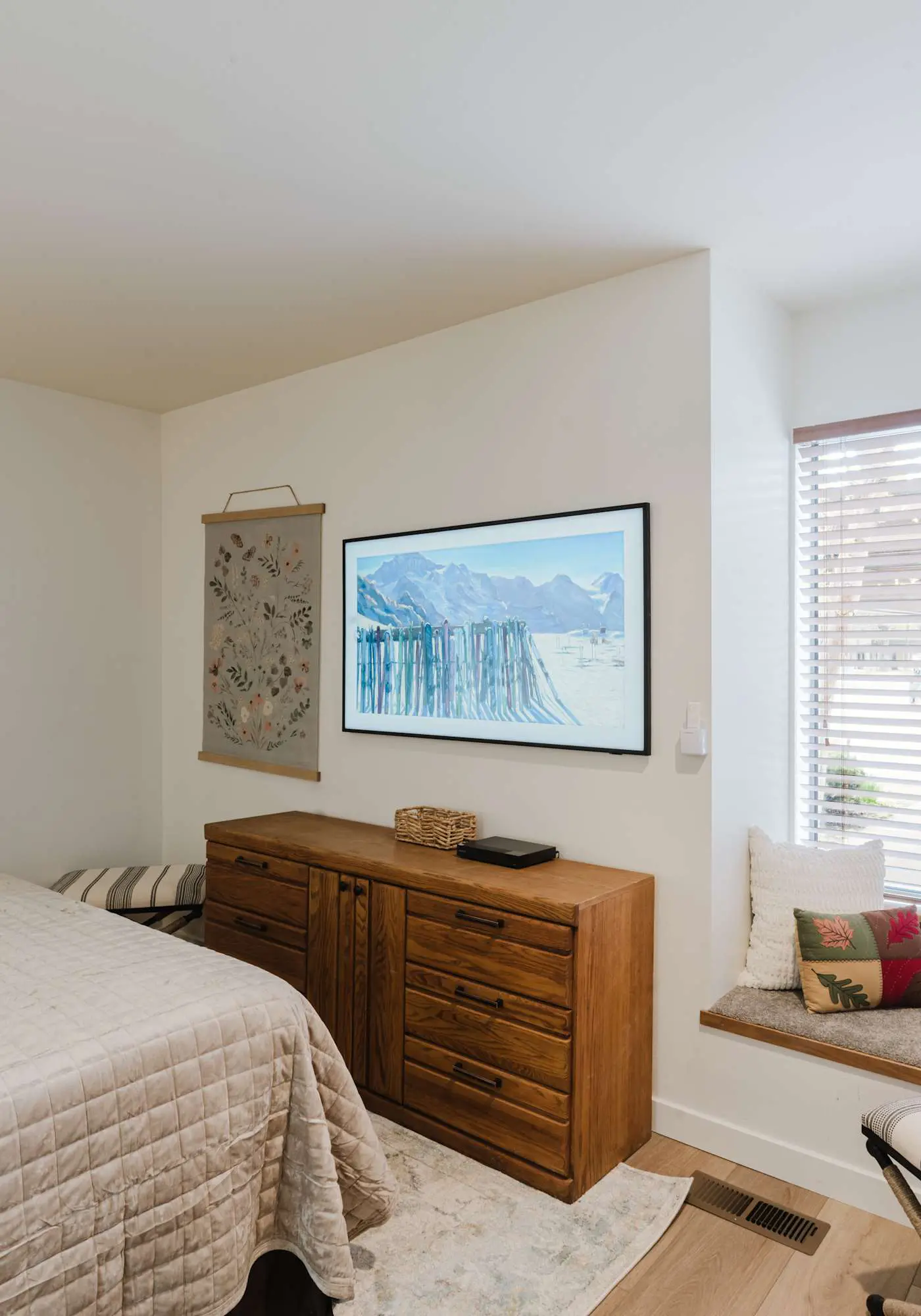 3BR Townhouse Near SHARC & Village - Dog Friendly