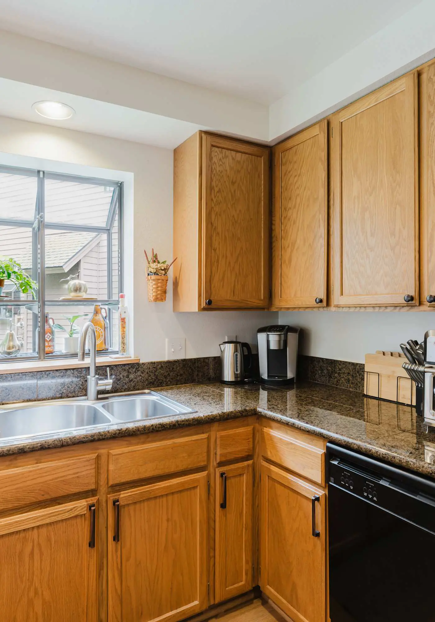 3BR Townhouse Near SHARC & Village - Dog Friendly