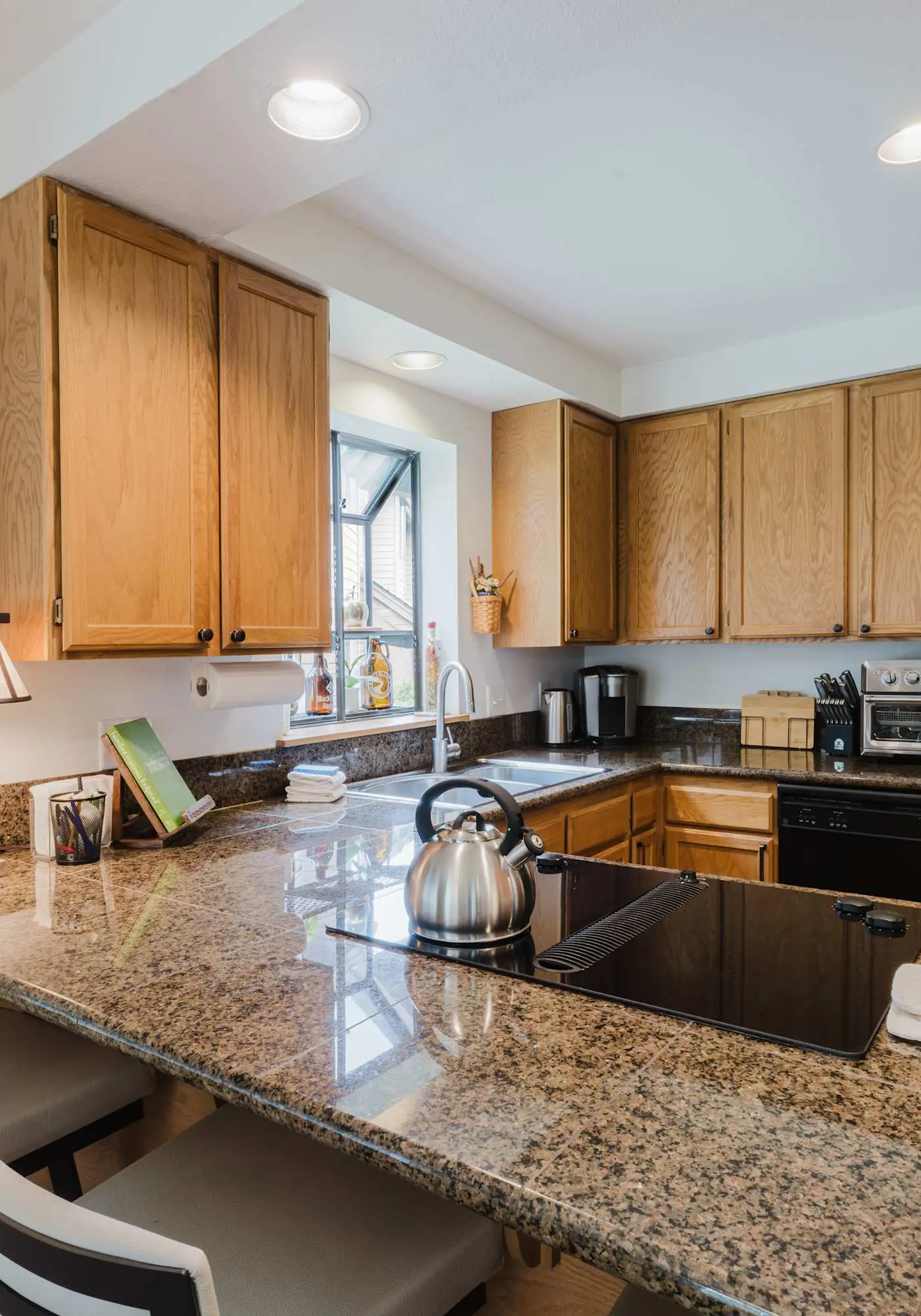 3BR Townhouse Near SHARC & Village - Dog Friendly