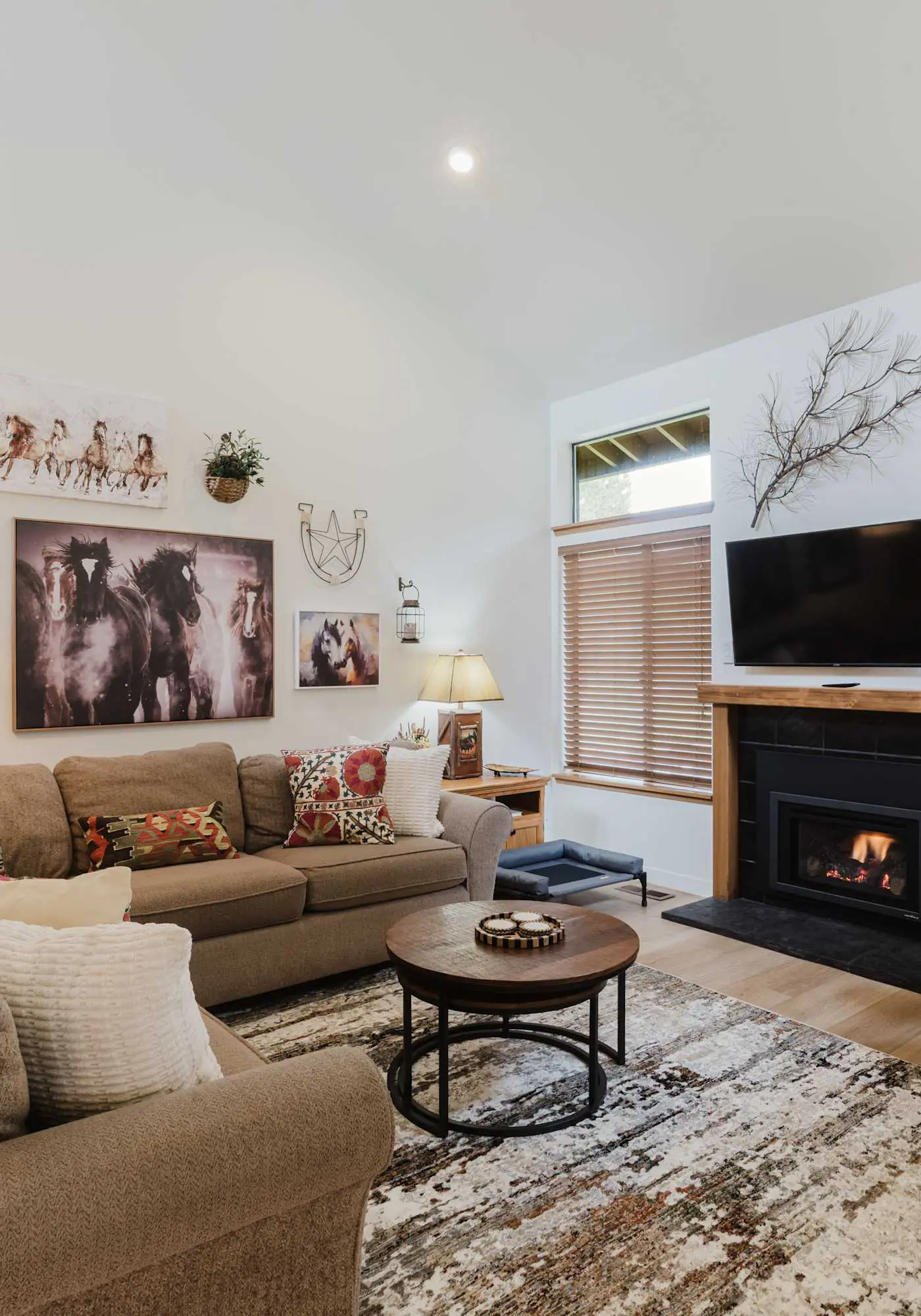 3BR Townhouse Near SHARC & Village - Dog Friendly