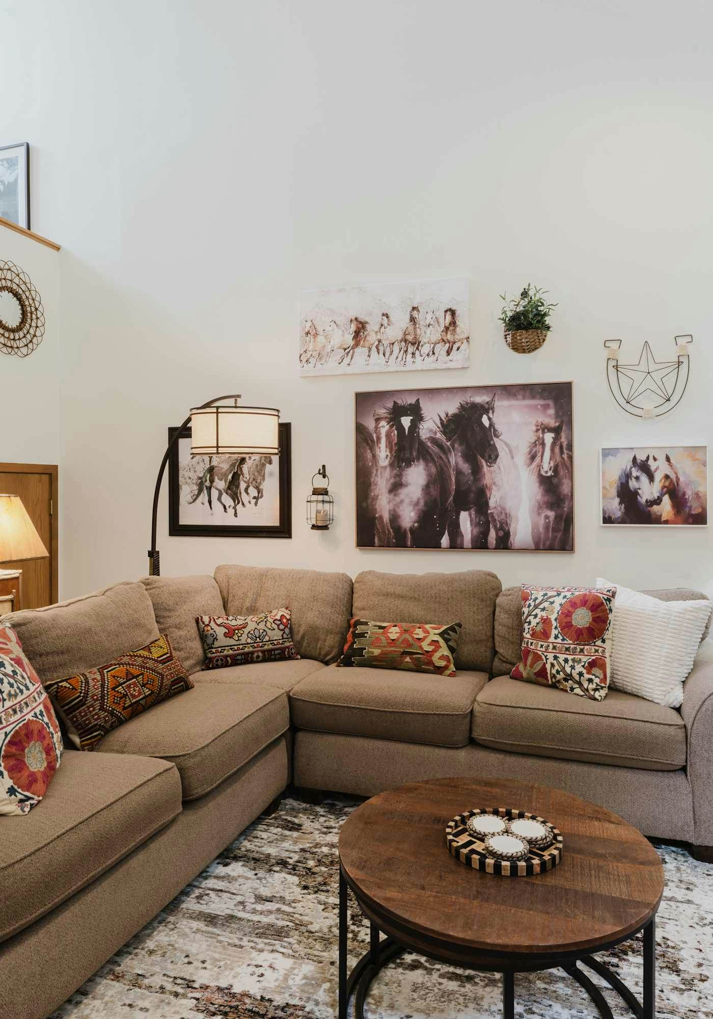 3BR Townhouse Near SHARC & Village - Dog Friendly