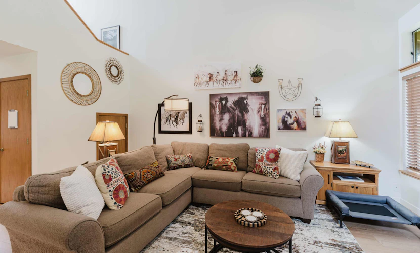 3BR Townhouse Near SHARC & Village - Dog Friendly