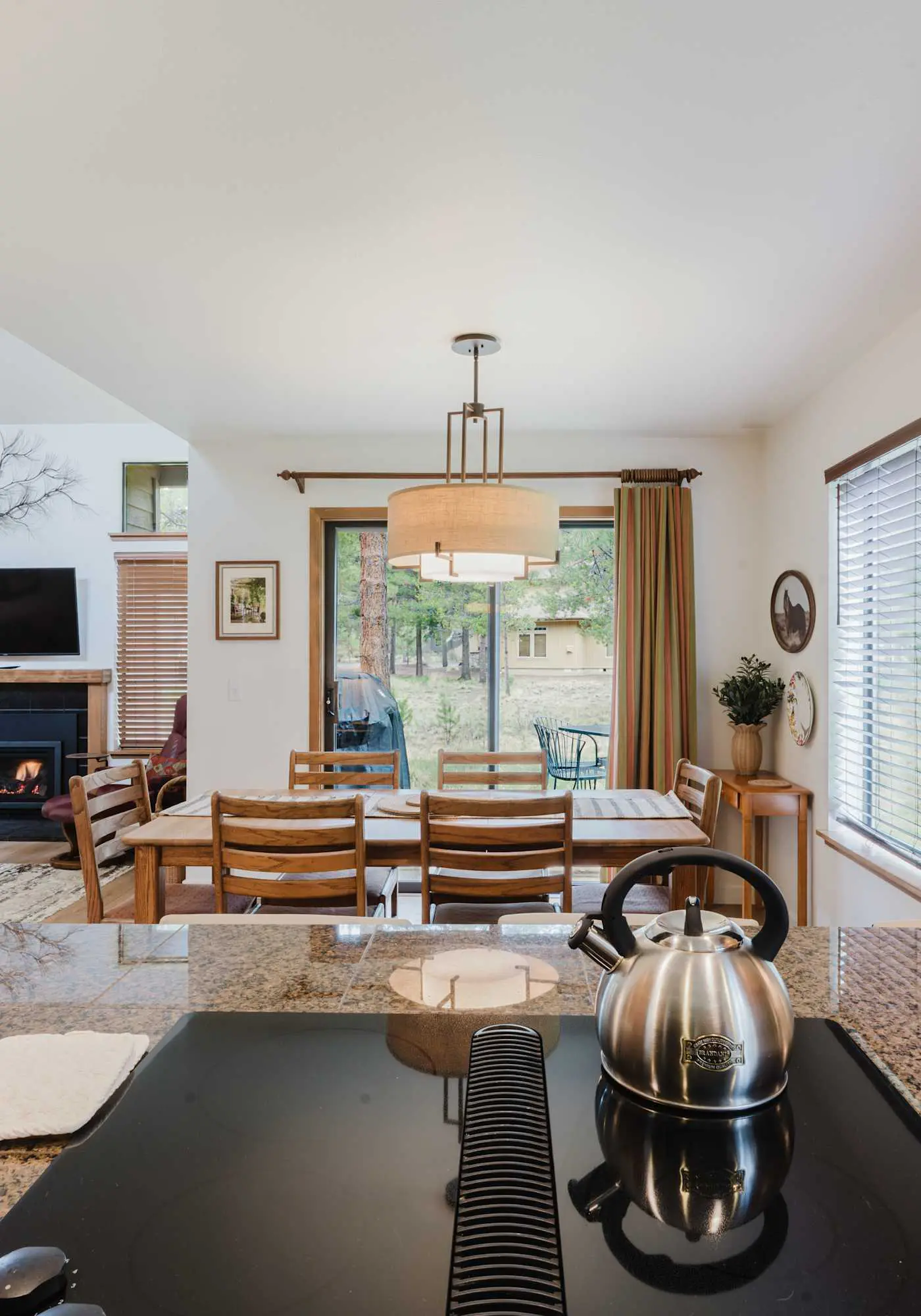 3BR Townhouse Near SHARC & Village - Dog Friendly