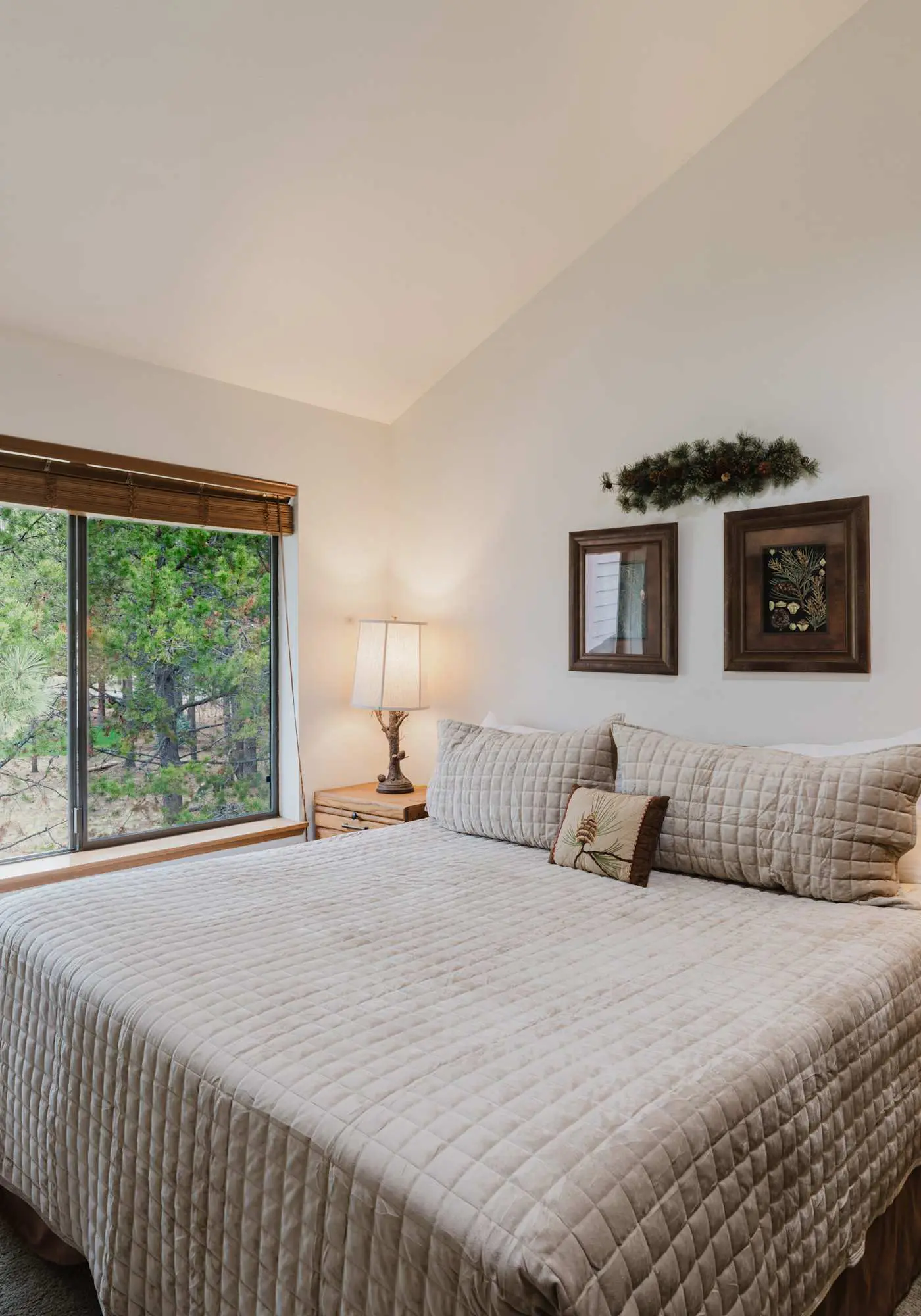 3BR Townhouse Near SHARC & Village - Dog Friendly
