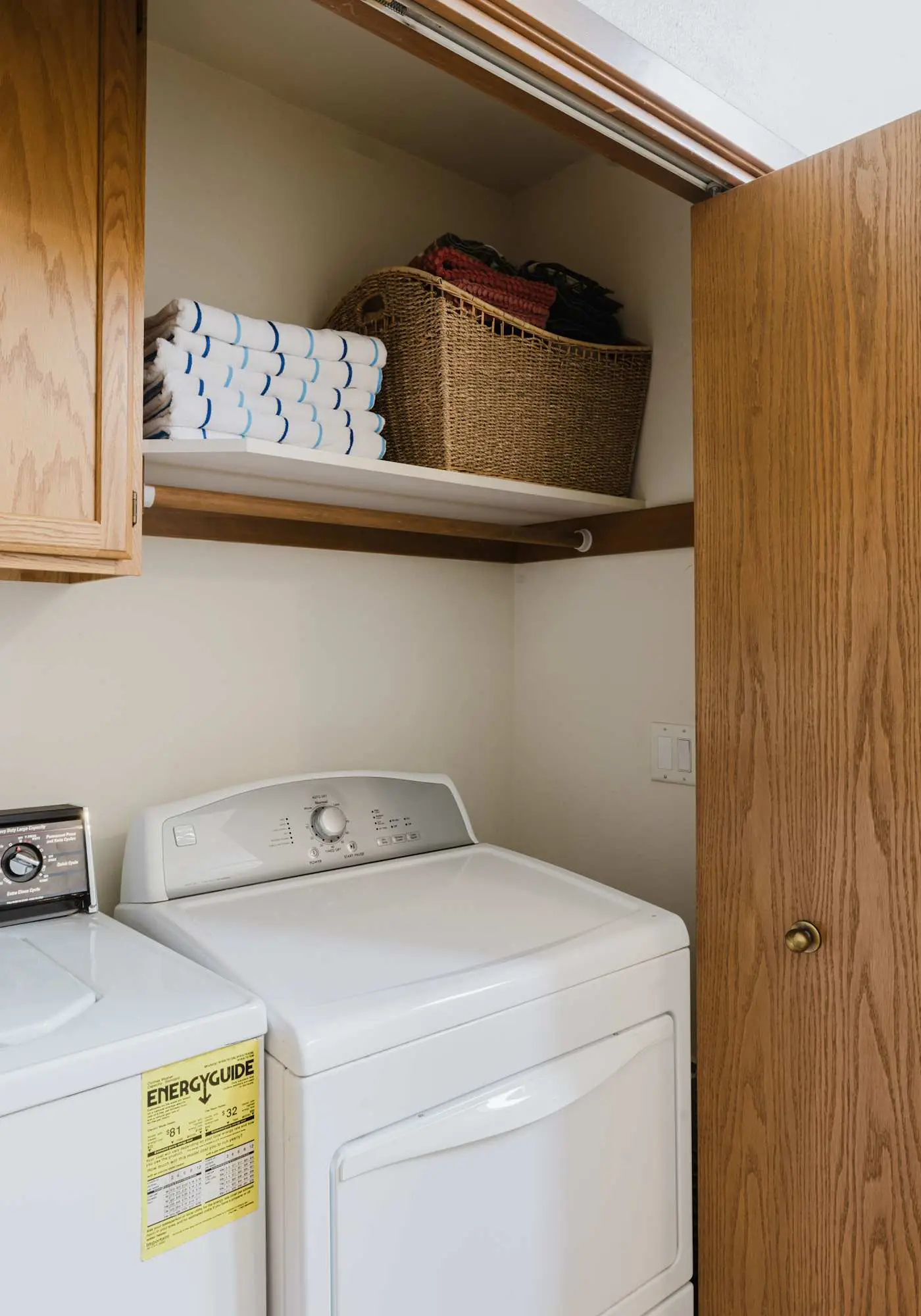 3BR Townhouse Near SHARC & Village - Dog Friendly