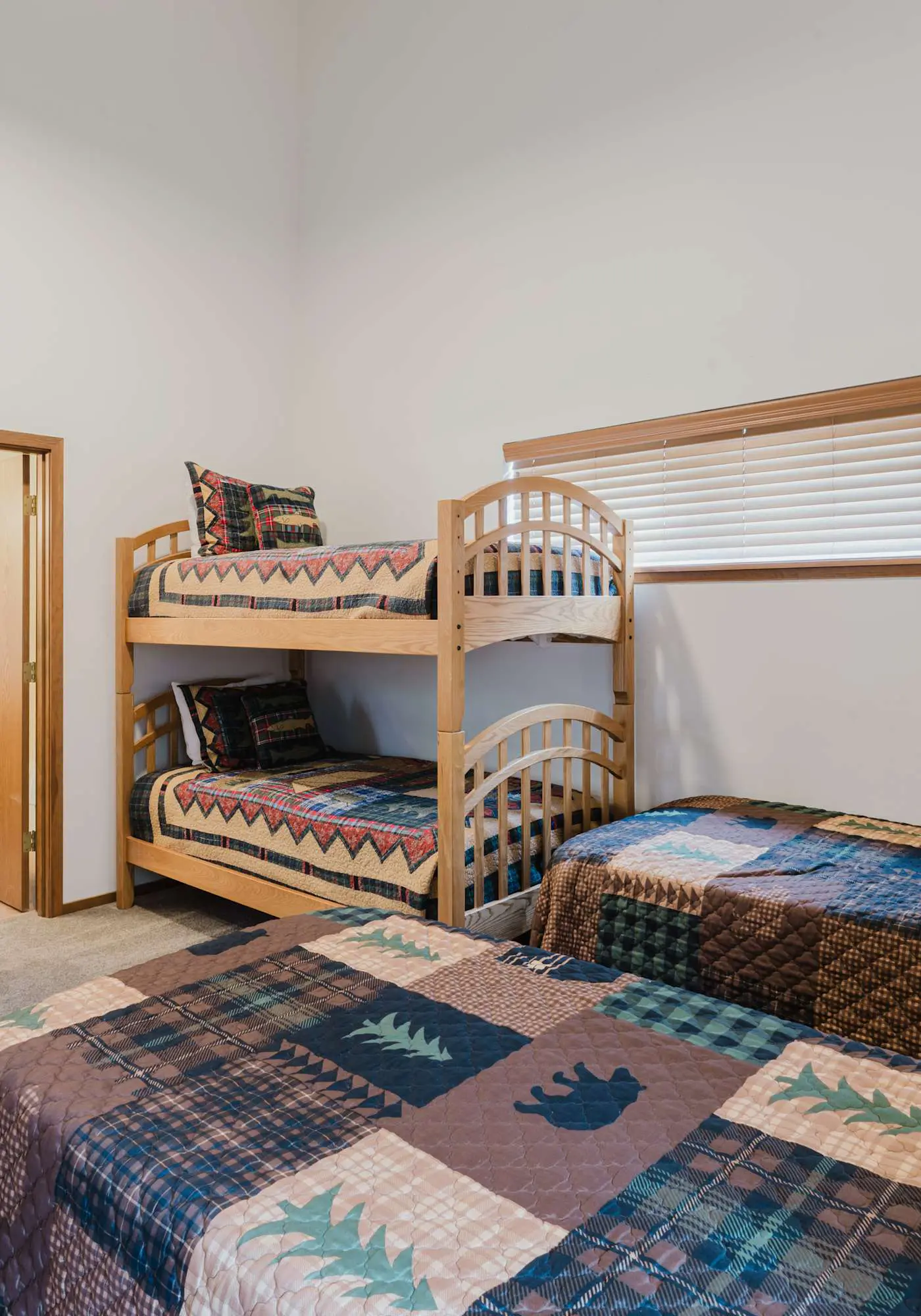 3BR Townhouse Near SHARC & Village - Dog Friendly