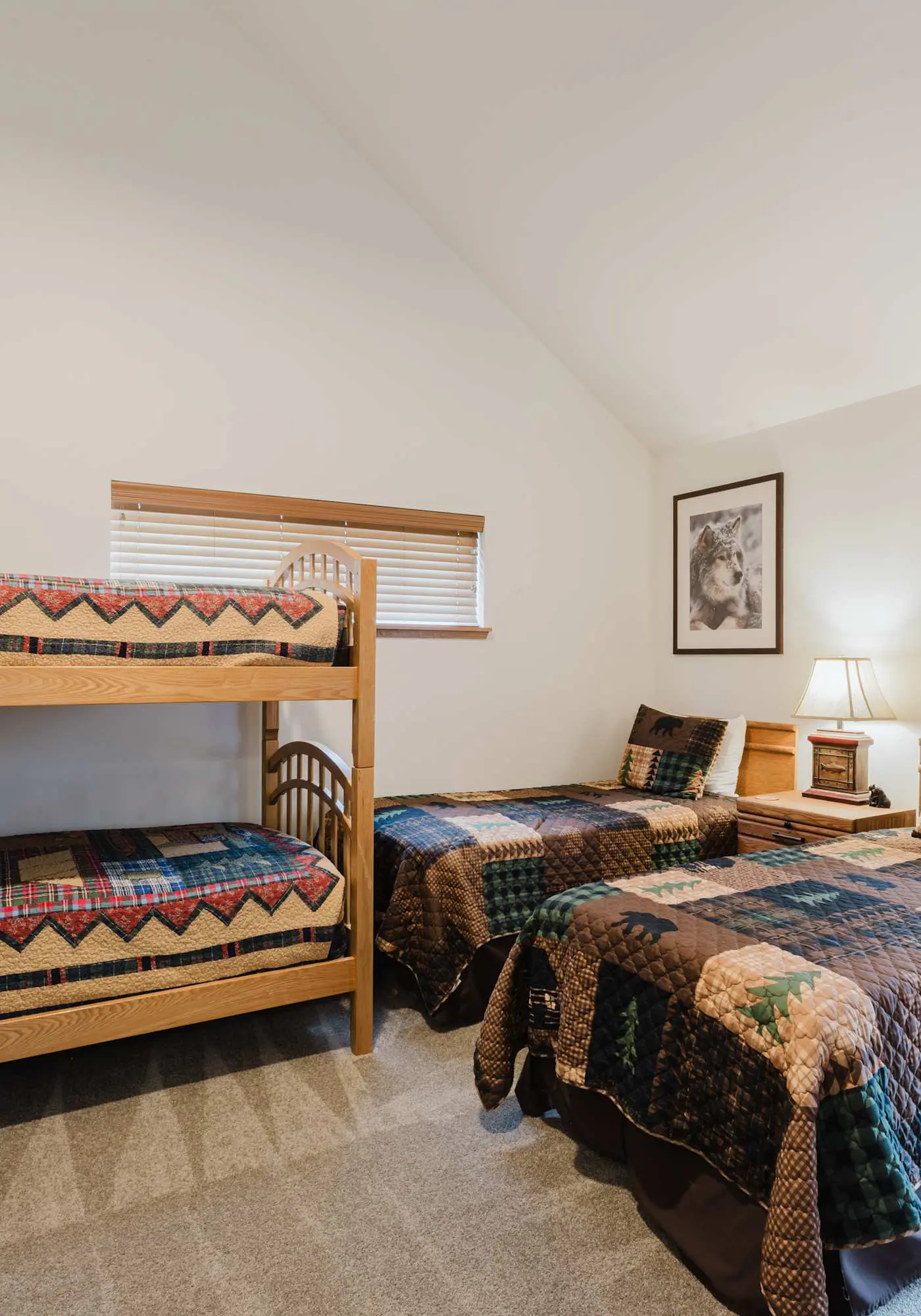 3BR Townhouse Near SHARC & Village - Dog Friendly