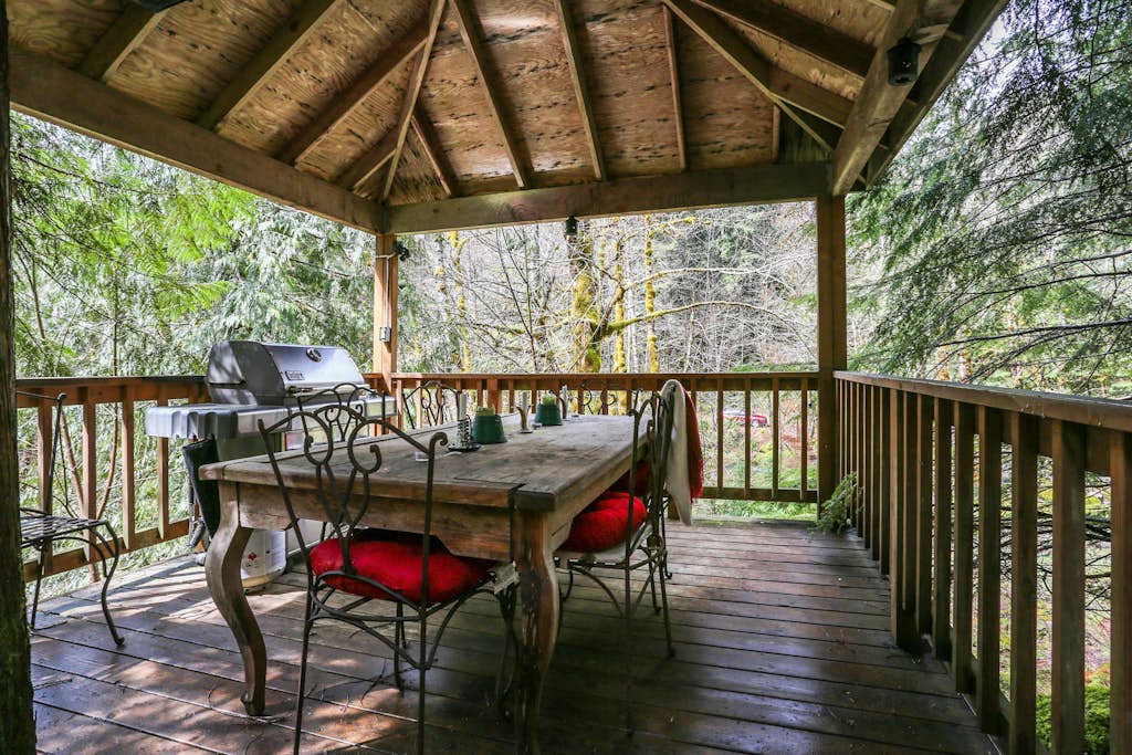 Waterfront lodge on 24 acres with patio & fireplace
