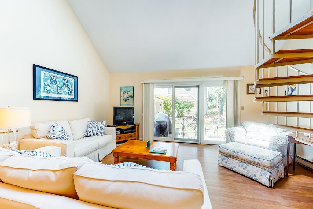 Lovely home w/free WiFi/spacious patio/spiral staircase - near shops/restaurants