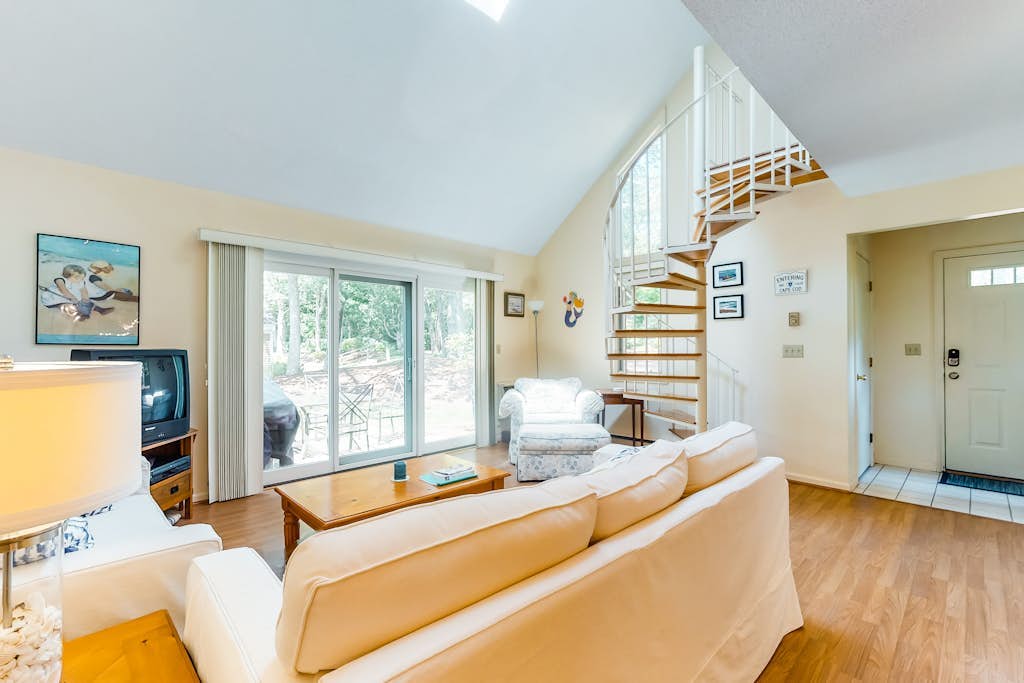 Lovely home w/free WiFi/spacious patio/spiral staircase - near shops/restaurants