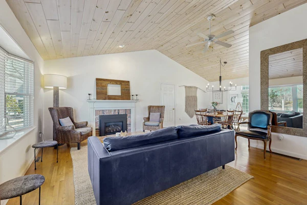 A well-appointed getaway near beach, Wifi, Gas grill, Fireplace