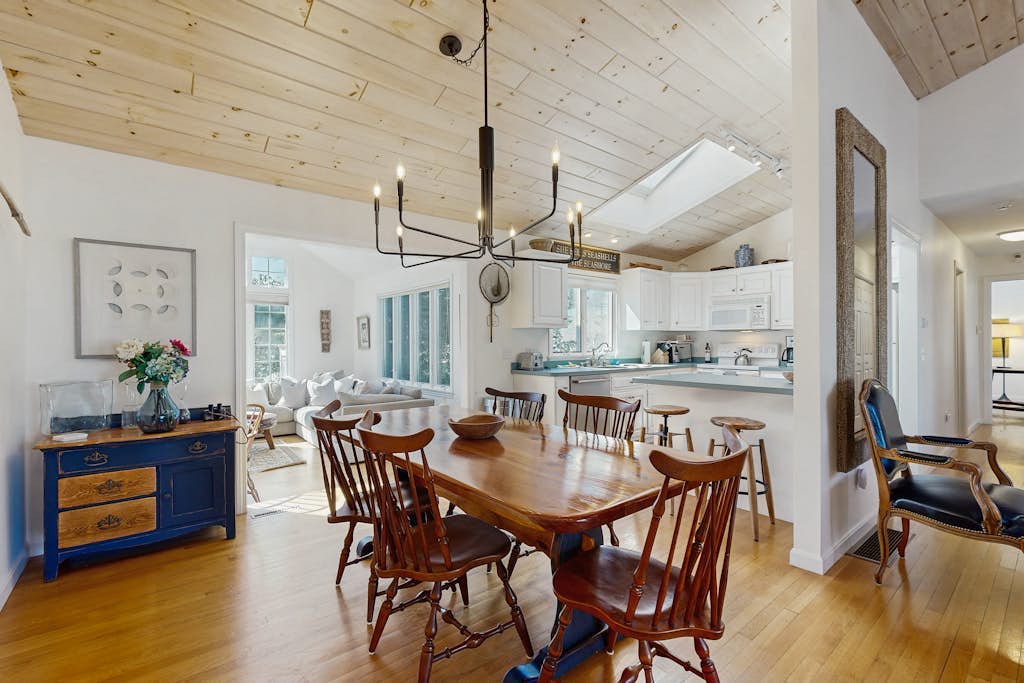 A well-appointed getaway near beach, Wifi, Gas grill, Fireplace
