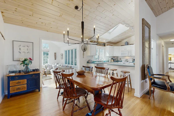 A well-appointed getaway near beach, Wifi, Gas grill, Fireplace