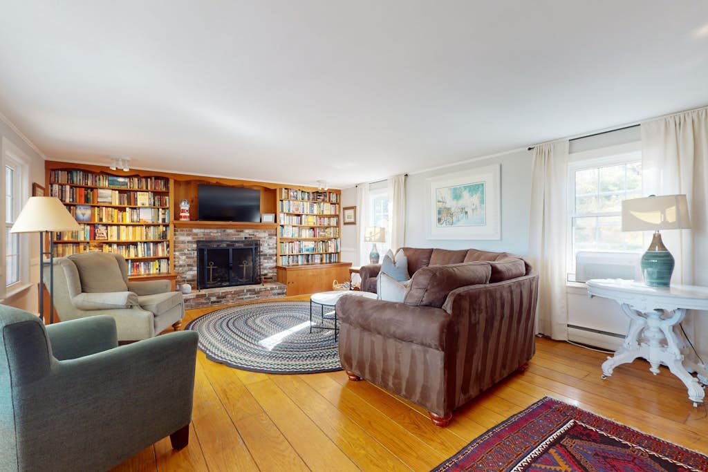 Classic Cape Cod beauty with patio, grill, & office - minutes to beach
