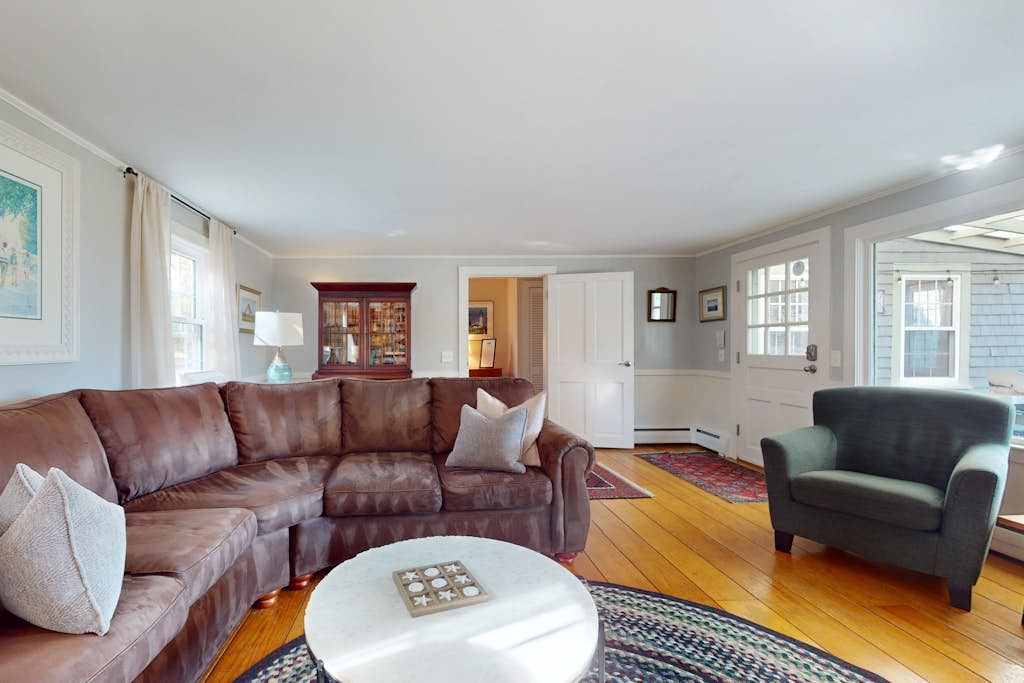 Classic Cape Cod beauty with patio, grill, & office - minutes to beach