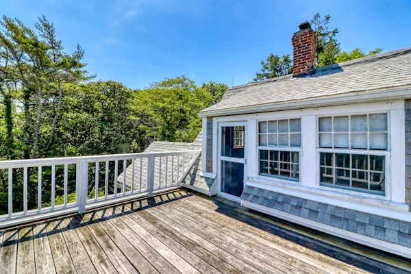 Classic Cape home with full kitchen, W/D, firepit & gas grill - walk to beach