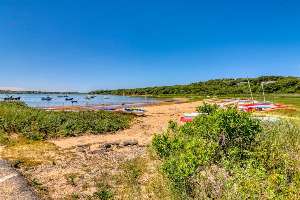 Classic Cape home with full kitchen, W/D, firepit & gas grill - walk to beach