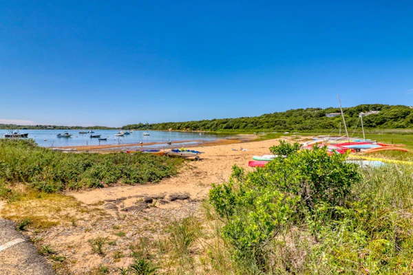 Classic Cape home with full kitchen, W/D, firepit & gas grill - walk to beach
