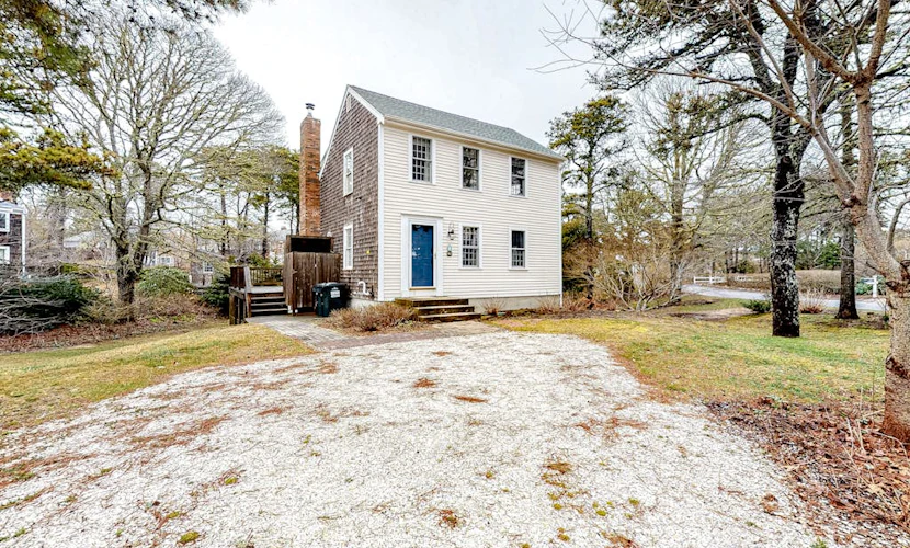 Serene home near downtown with furnished deck - walk to Ridgevale Beach