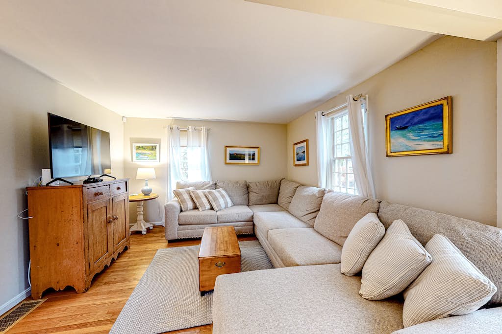 Serene home near downtown with furnished deck - walk to Ridgevale Beach
