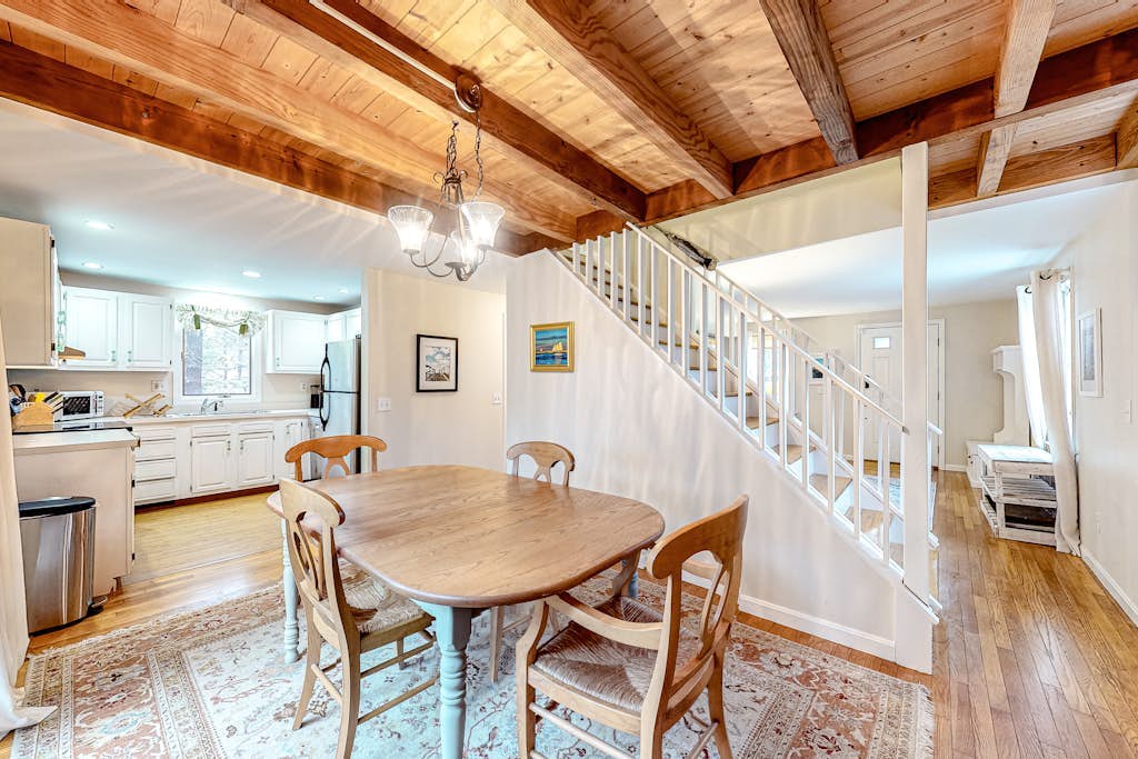 Serene home near downtown with furnished deck - walk to Ridgevale Beach