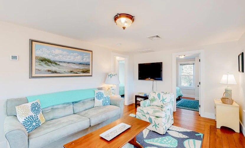 Inviting cottage with golf nearby, central AC, & full kitchen