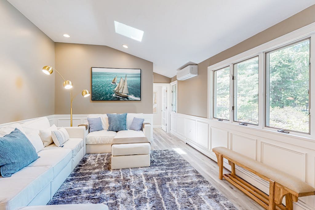 Updated ranch house with amazing deck & yard - 1 mile to the beach