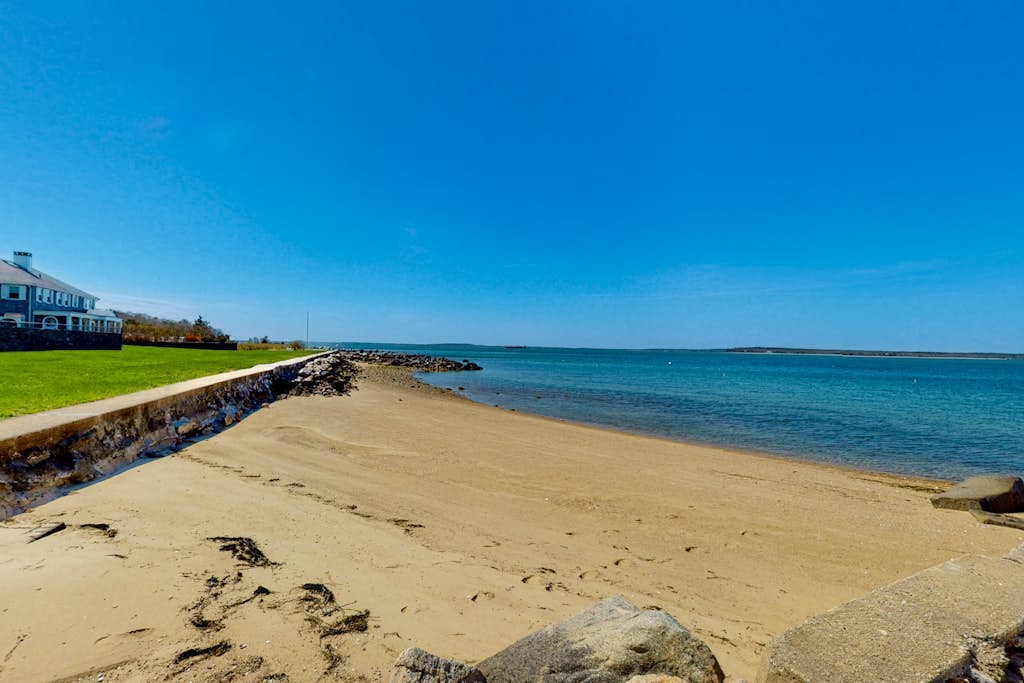 Renovated cottage steps from private beach with backyard, grill, bay views, AC