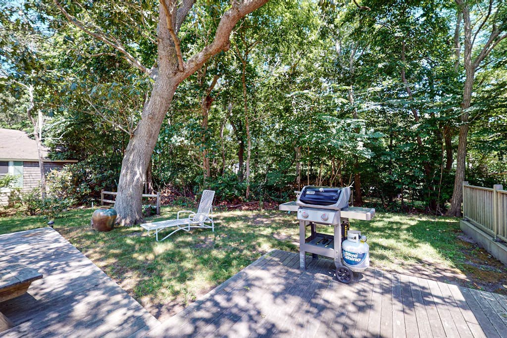Coastal home with screened porch, W/D, & amazing location