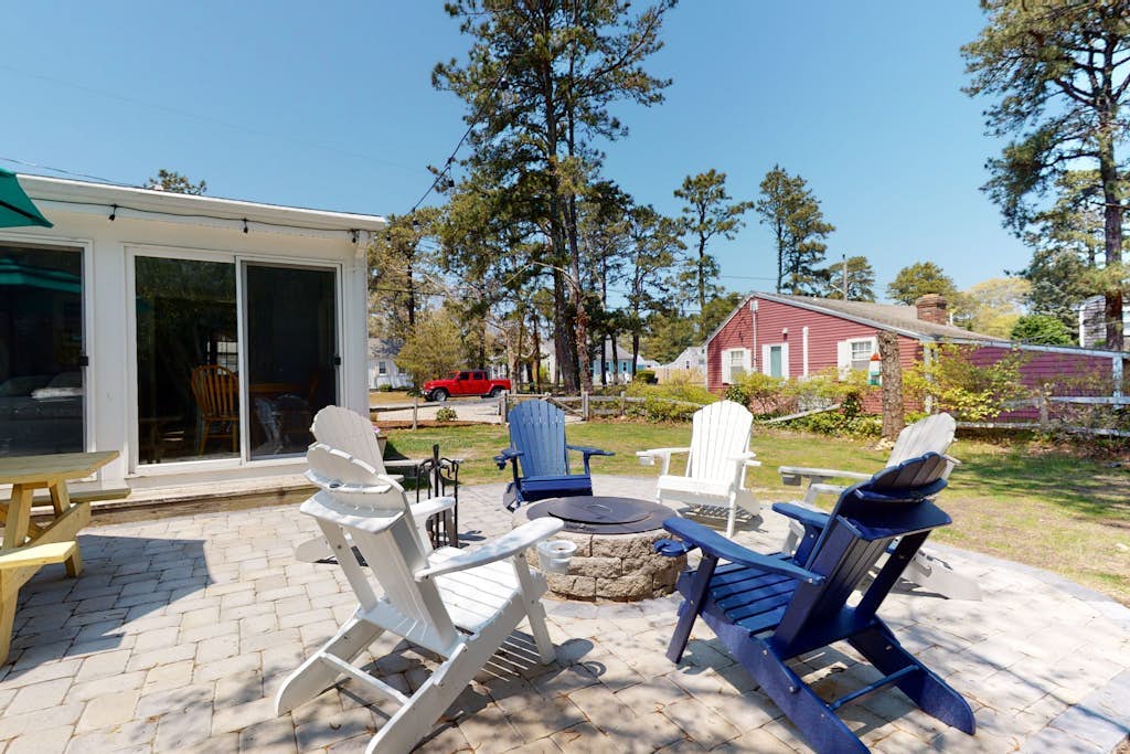 Classic Cape Cod home with Patio and Firepit - Walk to the Beach